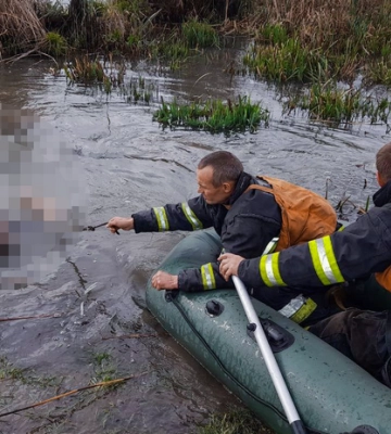 На Вінниччині рятувальники дістали з водойми тіло 58-річної потопельниці