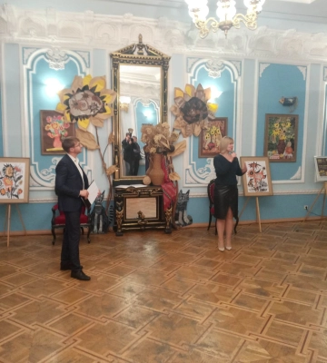У Миколаївському драмтеатрі відкрито дві патріотичні виставки