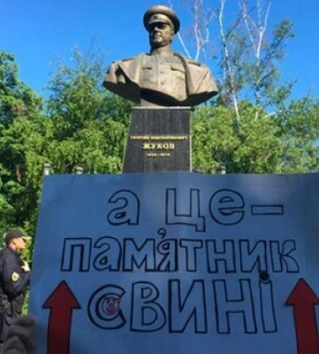 Суд закрив справу проти активістів Зінченка і Дуди, які в 2019 році повалили пам’ятник Жукову в Харкові