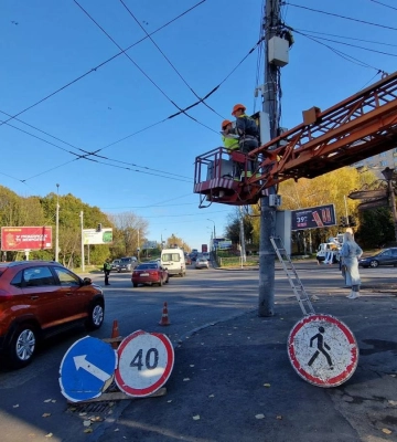 Світлофор на перехресті за автовокзалом у Рівному працює по-новому