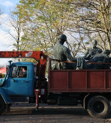 У Львові декомунізували скульптури із Пагорбу слави (ФОТО)