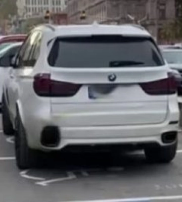 У Дніпрі водій BMW припаркувався одразу на трьох місцях для інвалідів