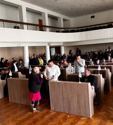 Бондаренко виступив перед громадою. Розповів, що думає про мітингарів і написи на плакатах (ВІДЕО)
