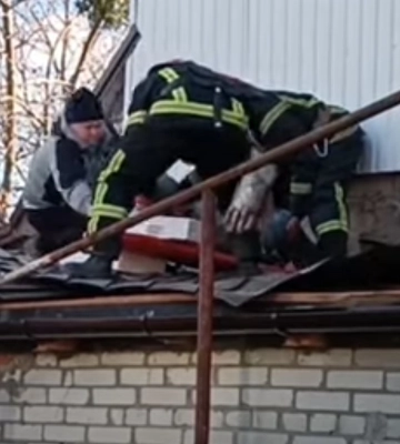 В Охтирці рятували чоловіка, якому стало зле під час ремонту даху