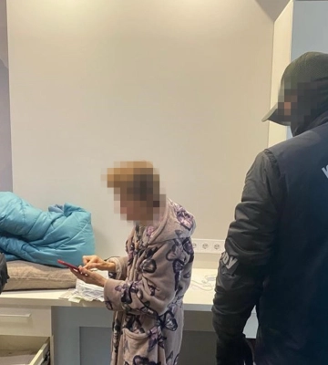 У Києві затримали консулку, яку звинувачують у допомозі нелегалам з країн Азії у виїзді до ЄС