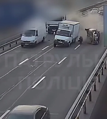 В Киеве на мосту произошло ДТП с переворотом авто