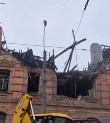 Сучасні варвари: у Харкові росіяни влучили &quot;шахедами&quot; в історичну будівлю, відео