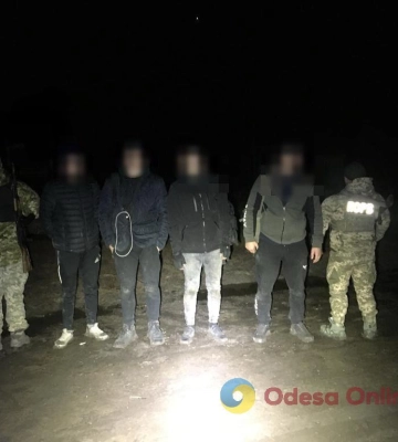 Одещина: прикордонники спіймали вісьмох чоловіків, які намагалися незаконно перетнути держкордон