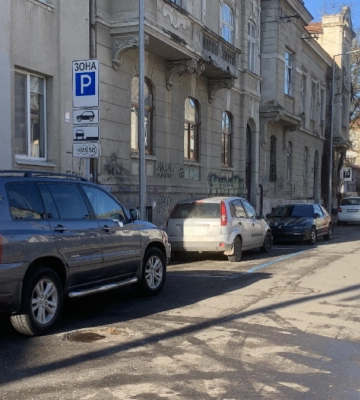 Як у Франківську працює новий паркувальний майданчик