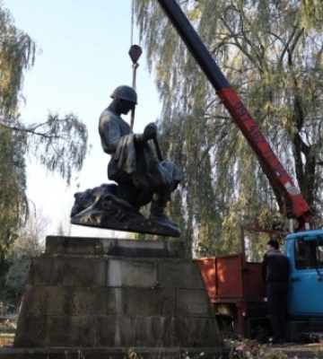 У Львові демонтували радянські скульптури з Пагорбу слави