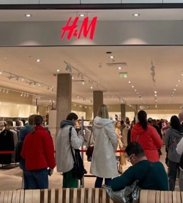 У Києві відновили роботу два магазини мережі H&amp;M, відео