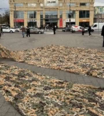 У центрі Луцька можна долучитися до плетіння маскувальних сіток