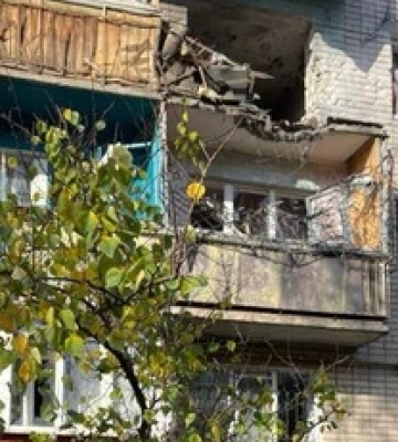 В результате обстрела Херсона погиб мужчина, находившийся во время атаки на балконе