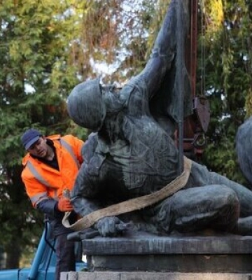У Львові демонтували три радянські скульптури з Пагорба слави. ФОТО