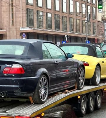 В Киеве заметили автовоз с редкими коллекционными спорткарами BMW 