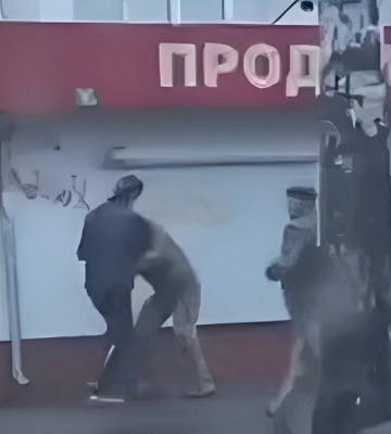 Избил и убежал: мужчина напал на сотрудника ТЦК в Житомире (видео)