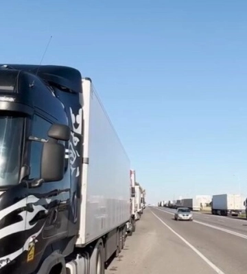 Стоять близько тисячі вантажівок: що відбувається на львівській ділянці кордону з Польщею, - ВІДЕО