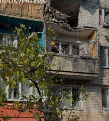 Росіяни вдарили по Херсону, де вбили та поранили людей: відео та фото наслідків