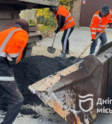 У Дніпрі продовжують аварійні ремонти доріг: де проходять роботи
