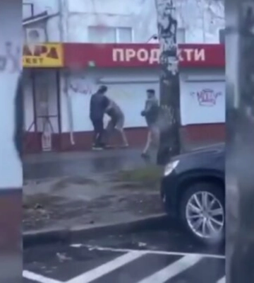 Крутили втрьох, тягали по землі, а потім відгребли: у Житомирі хлопець дав здачі працівникам ТЦК - відео