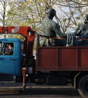 У Львові демонтували три радянські скульптури з Пагорба слави