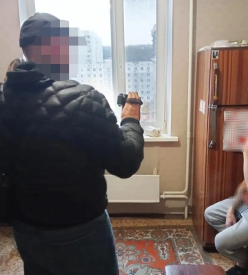Приїхали з Київщини у Здолбунів обміняти фальшиві купюри: у зловмисників виявили валюту, золото та зброю