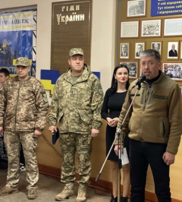 Школярі Чернівецької гімназії №16 отримали прапор від Залужного