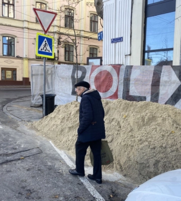 У Чернівцях на розі Поштової та Університетської розрили та перекрили тротуар