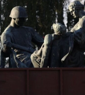 Із Пагорбу слави демонтували три радянські пам’ятники (ФОТО, ВІДЕО)