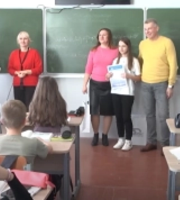 Дівчинка з Маневичів отримала нагороду від Рівненської АЕС
