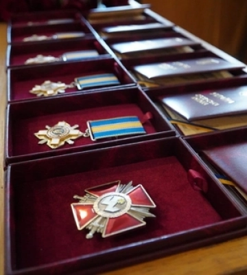 «Ми в боргу перед кожним Героєм»: на Волині родинам загиблих захисників вручили нагороди 