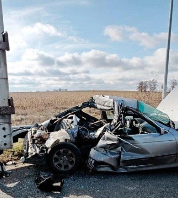 На Полтавщині легковик врізався у припарковану вантажівку: водія з травмами доставили до лікарні