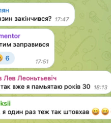 &quot;Бензин закінчився - жартують в мережі&quot;: на Центральній площі Чернівців перехожі штовхали тролейбус