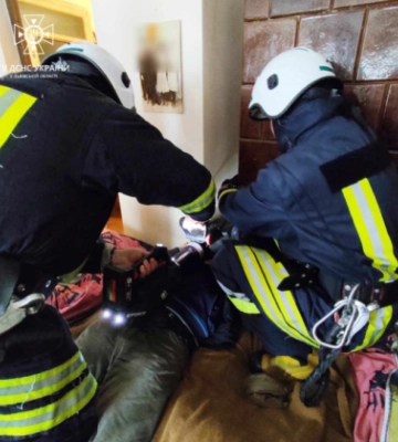 В Самборе на Львовщине мужчина застрял головой между стеной и печью