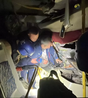 У Нікополі автобус врізався у приватний будинок, пораненого водія дістали рятувальники (ФОТО)