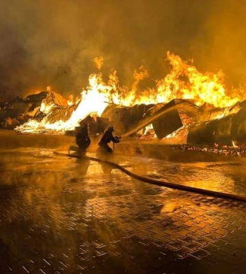 Масштабну пожежу у Вінниці гасили аж до ранку: рятувальники показали відео