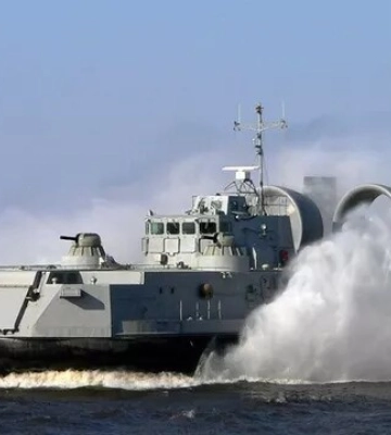 У розвідці підтвердили ураження двох російських десантних катерів у Криму – ЗМІ