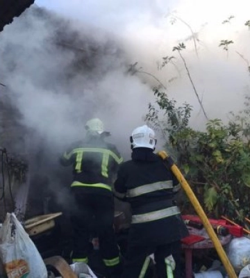 На Виноградівщині трапись пожежа: оперативники врятували від пожежі житловий будинок (ФОТО)