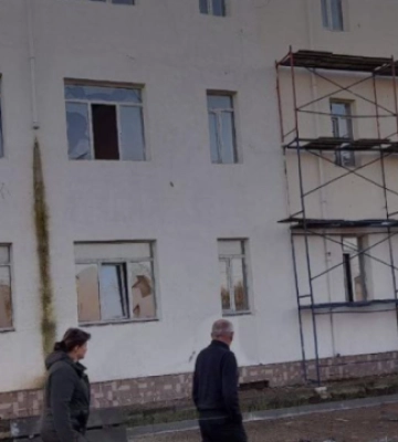 Ворог вночі обстріляв передмістя Херсона - пошкоджена школа