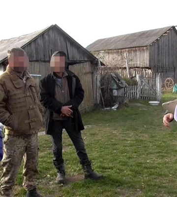 З хати поліщука вилучили фасований бурштин (ФОТО)