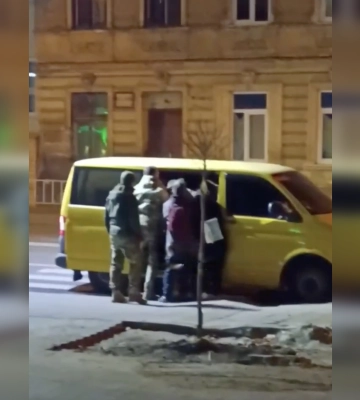 "Загружали силой в бус": во Львове прохожие "отбивали" человека у работников ТЦК (видео)