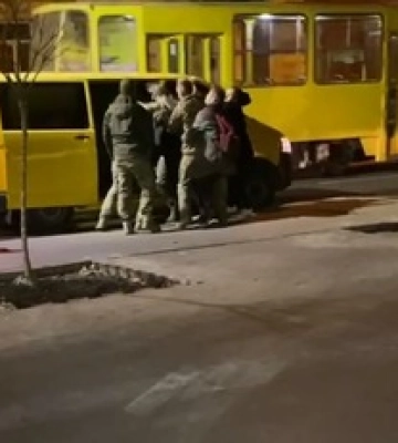 Во Львове работники ТЦК &quot;паковывали&quot; мужчину в бус: видео и реакция военкомата на скандал