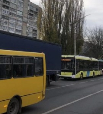 У Львові зламана вантажівка заблокувала на годину рух трьох тролейбусних маршрутів