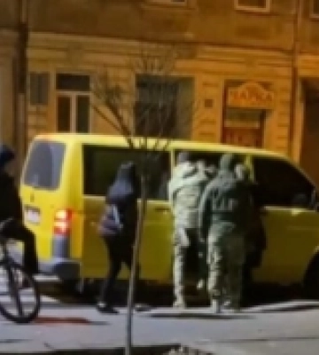 У Львові військкоми силоміць затягнули чоловіка до авто: у ТЦК відреагували