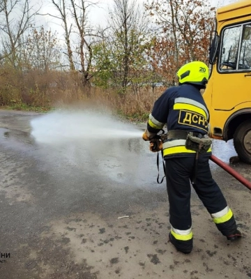 У Кропивницькому районі зіткнулися ВАЗ та шкільний автобус
