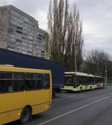 У Львові зламана вантажівка заблокувала на годину рух трьох тролейбусних маршрутів
