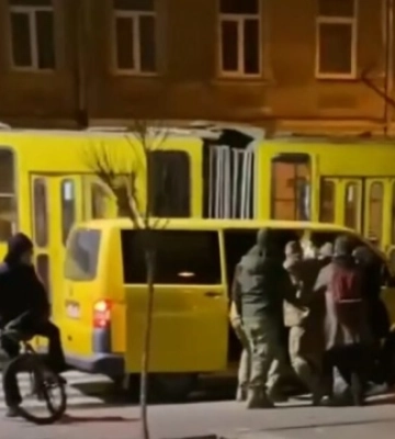 У Львові військкоми силоміць затягнули чоловіка до авто: у ТЦК відреагували