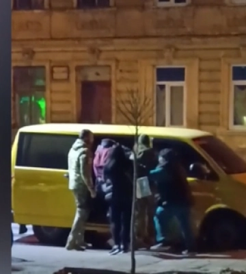 Жорстка мобілізація у Львові: військкоми силою запихнули чоловіка в бус, попри обурення очевидців