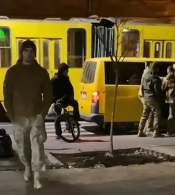 Во Львове военкомы силой затащили мужчину к авто: в ТЦК отреагировали