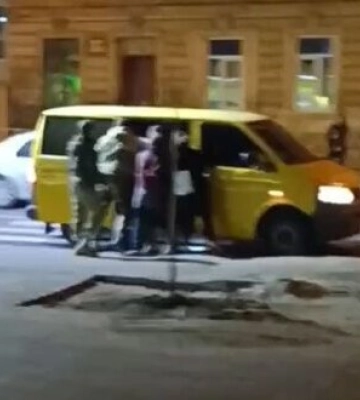 Люди в форме во Львове затолкали мужчину в микроавтобус и уехали. ТЦК назначил проверку. ВИДЕО